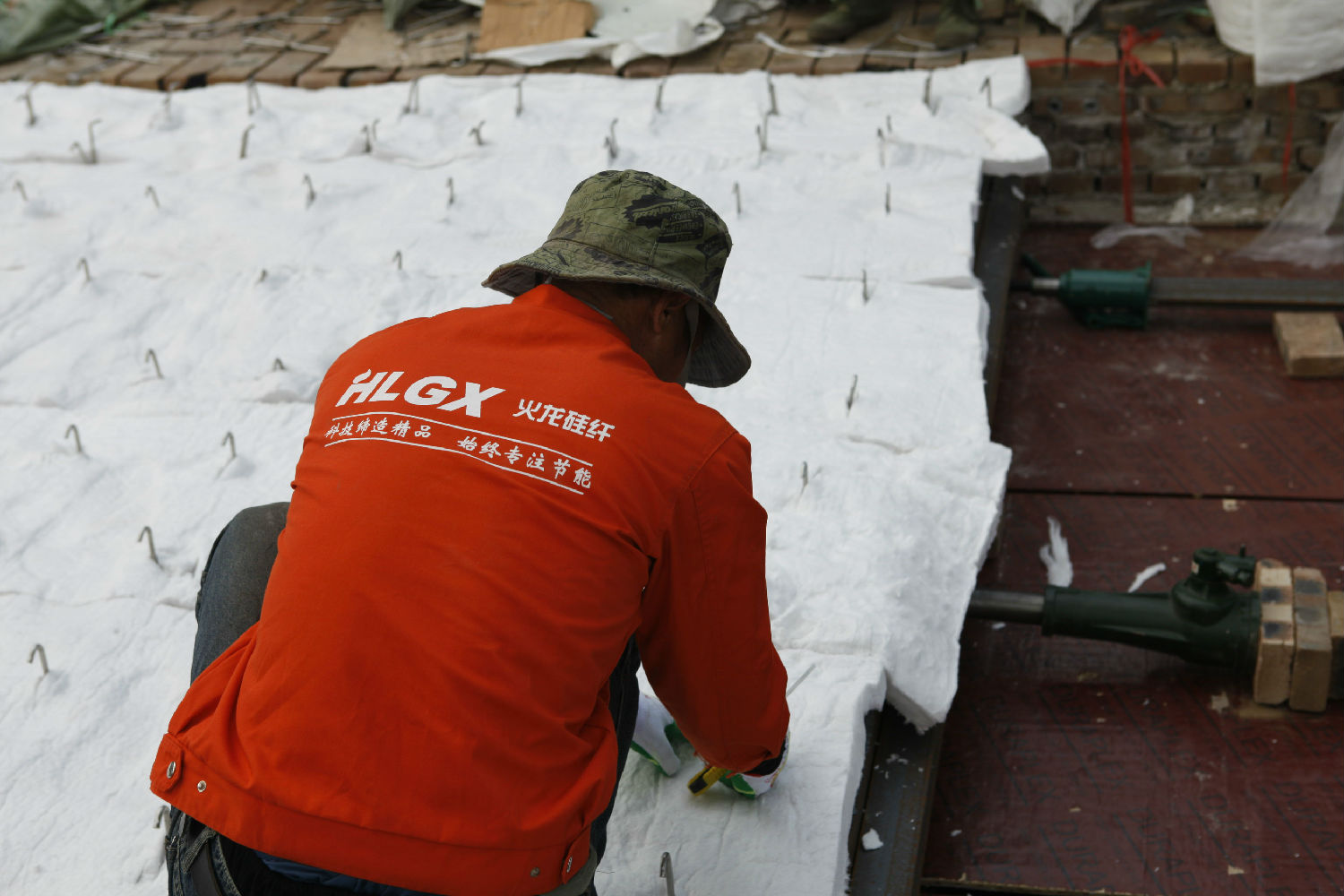 平吊頂施工千斤頂擠壓增強牢固度-火龍耐材提供